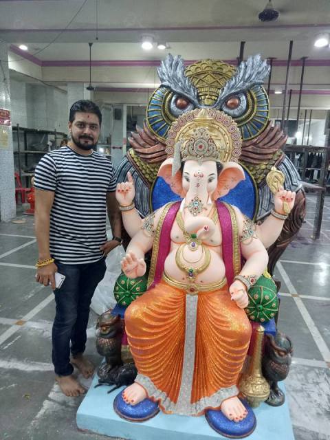 Hindustani Bhau prays Lord Ganesha