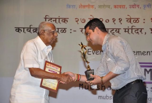 Hindustani Bhau receiving Best Chief Crime Reporter Award