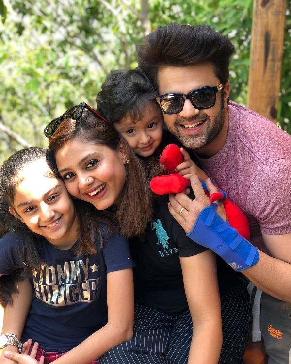 Manish Paul with his wife and children