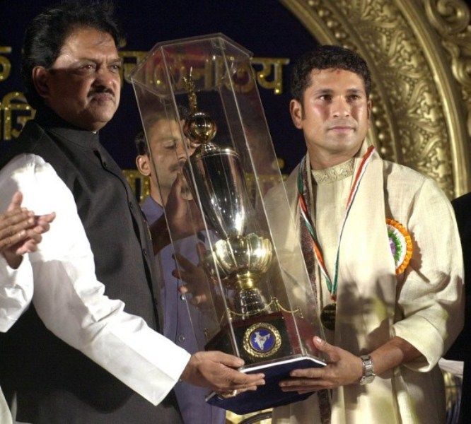 Sachin Tendulkar Receiving Maharashtra Bhushan Award