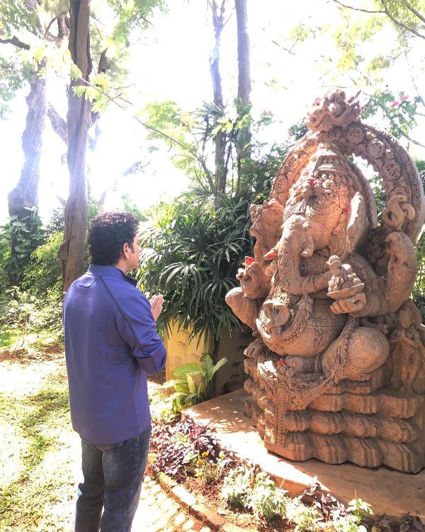 Sachin Tendulkar praying to Lord Ganesha
