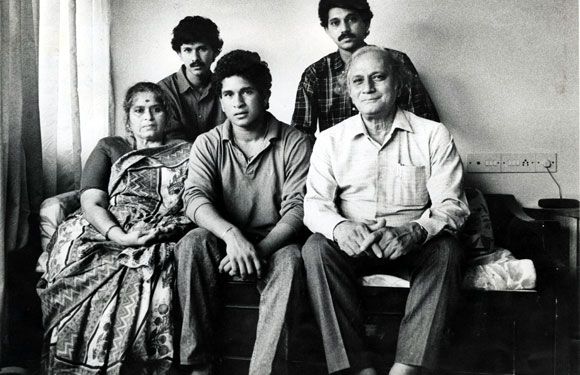 Sachin Tendulkar with his parents and siblings