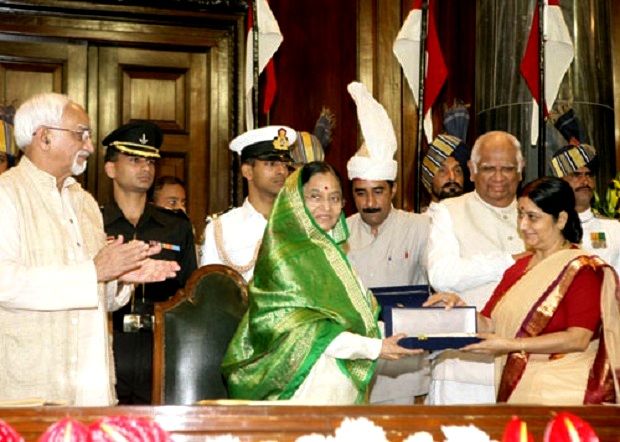 Sushma Swaraj Being Presented With The Outstanding Parliamentarian Award