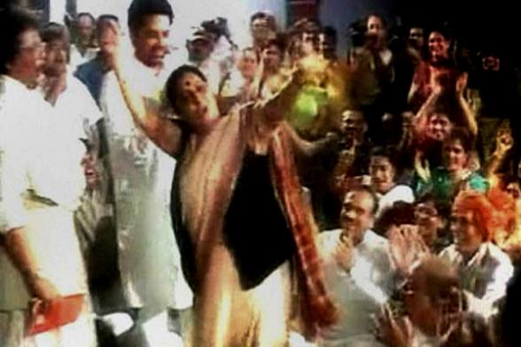 Sushma Swaraj Dancing During A Protest At Gandhi Memorial