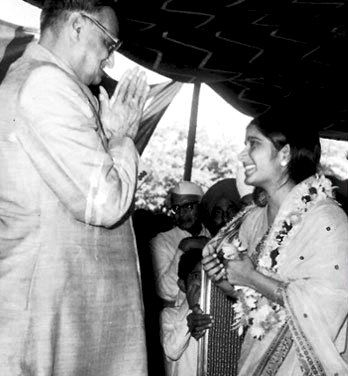 Sushma Swaraj With Devi Lal After Taking Oath As The Youngest Cabinet Minister