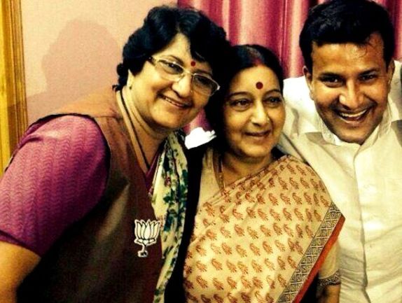 Sushma Swaraj With Her Sister Vandana Sharma & Her Brother Gulshan Sharma