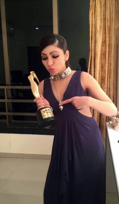 Tulsi Kumar Posing With Her Mirchi Music Awards