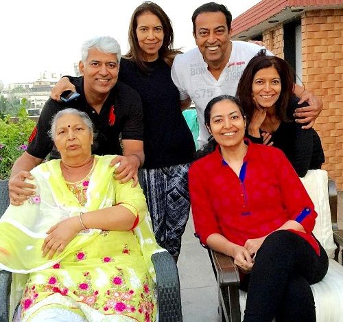 Vindu Dara Singh with his mother three sisters and brother