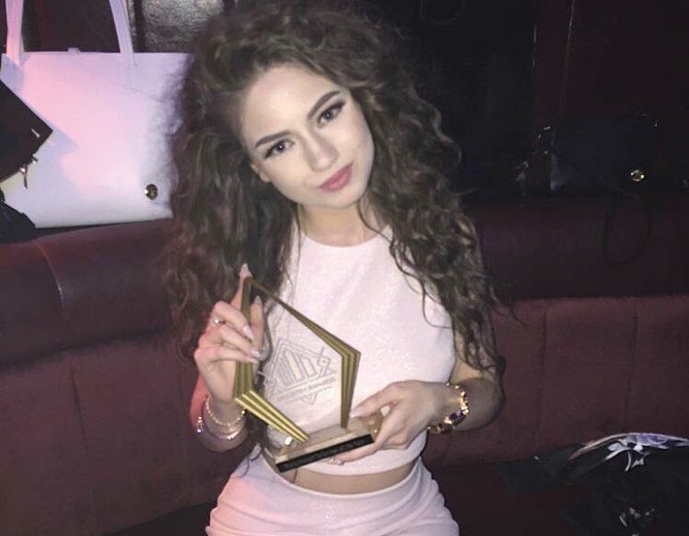 Dytto with her Award