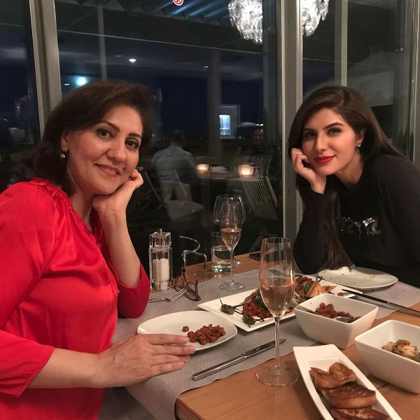 Elnaaz Norouzi with her mother