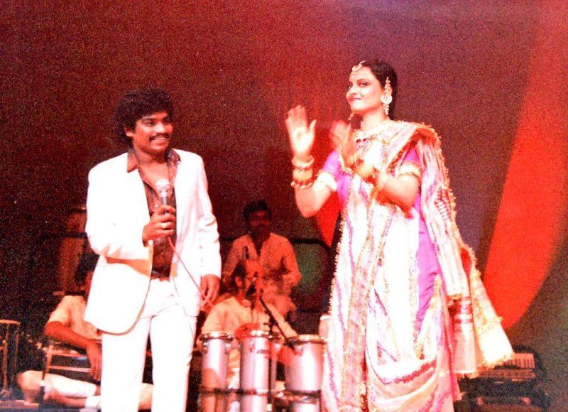Johnny Lever with Rekha during a show