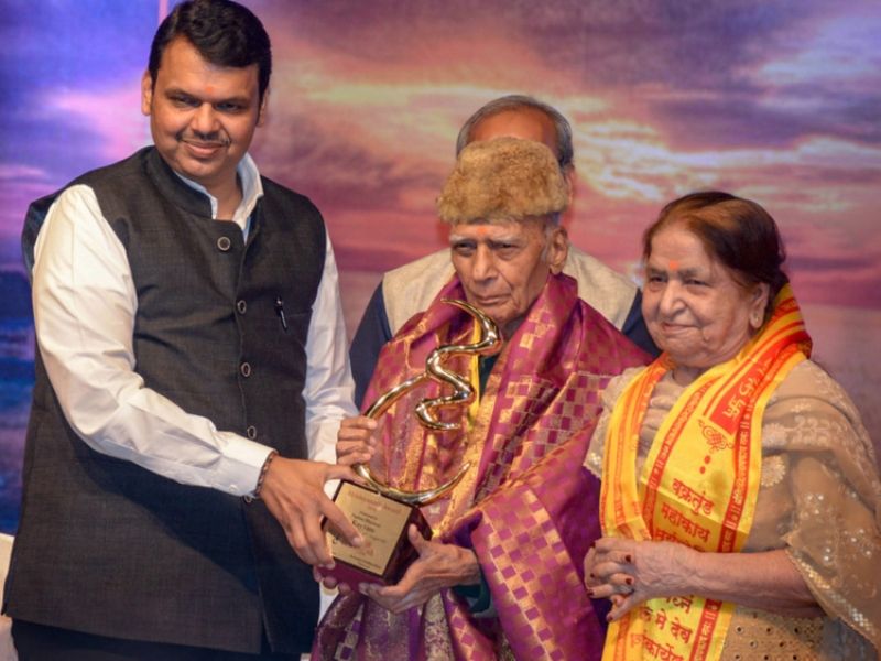 Khayyam Receiving Hridayanath Mangeshkar Award