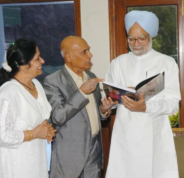 Khayyam and his wife with Manmohan Singh