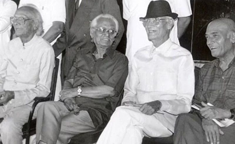 Khayyam (extreme right) with Naushad (extreme left)