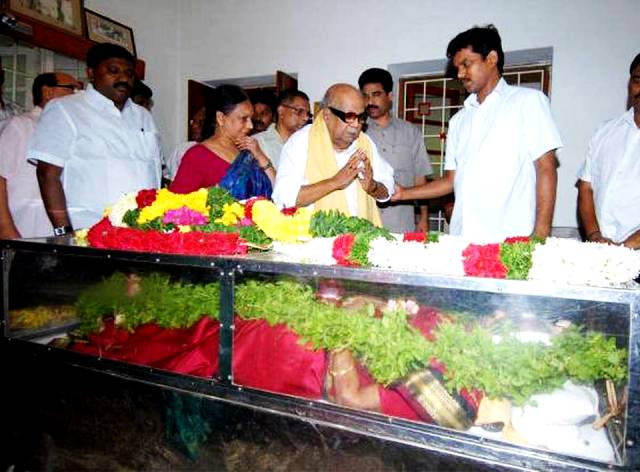 M. Karunanidhi paying his last respects to Nalini Chidambaram's mother Soundara Kailasam