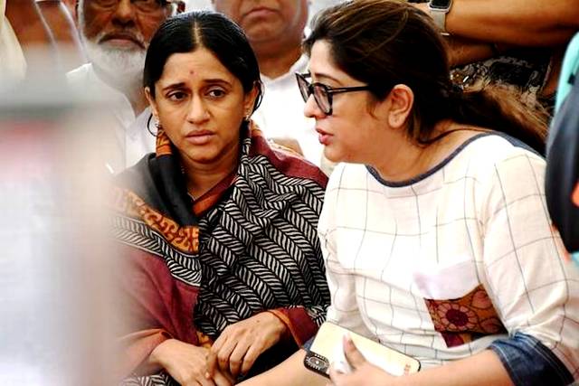 Malavika Krishna With Her Sister During VG Siddharth's Funeral