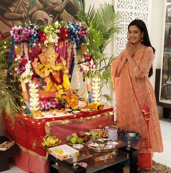 Shweta Tiwari praying to Lord Ganesha