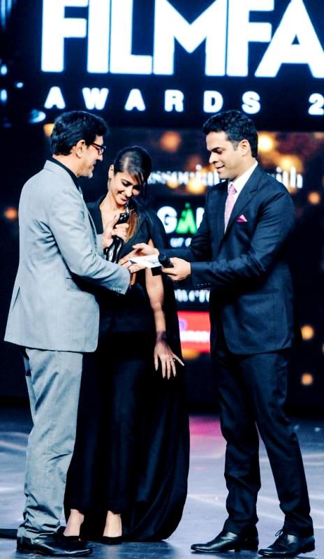 Vikramaditya Motwane accepting the Filmfare Award for Best Film