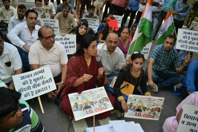 Alka Lamba Protesting in front of the CM's residence