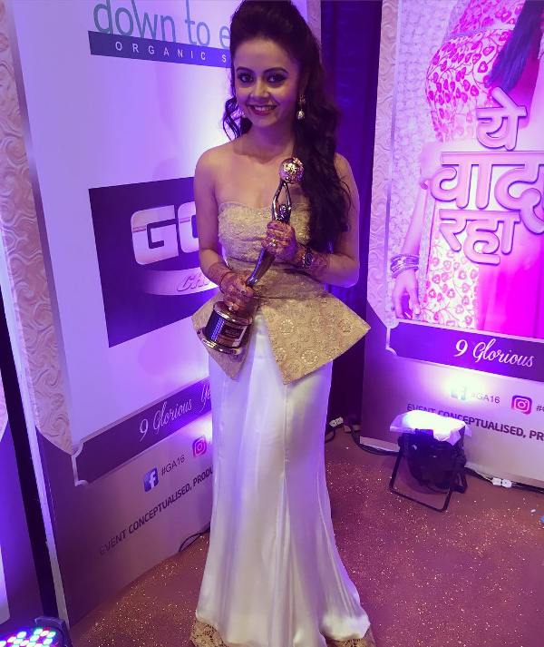 Devoleena Bhattacharjee posing with an award