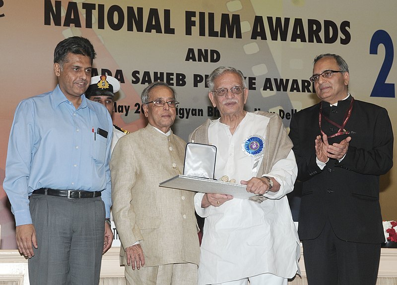 Gulzar receiving Dadasaheb Phalke Award