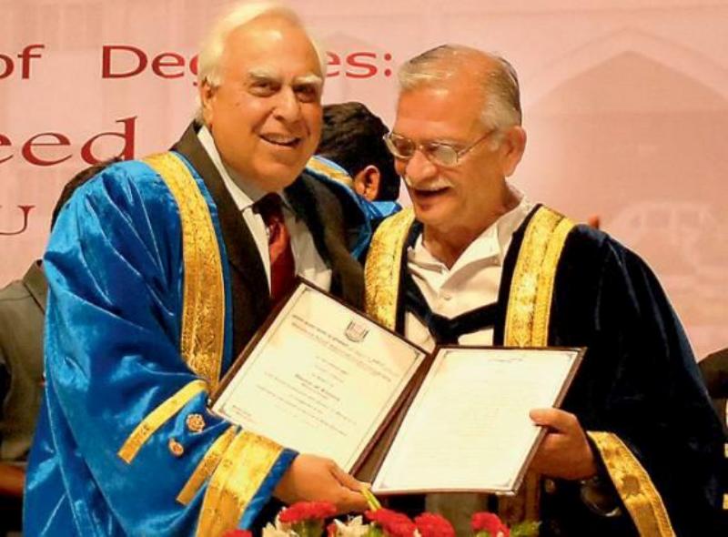 Gulzar receiving Honorary D.Lit by Punjabi University