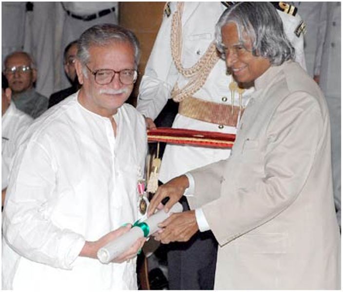 Gulzar receiving Padma Bhushan