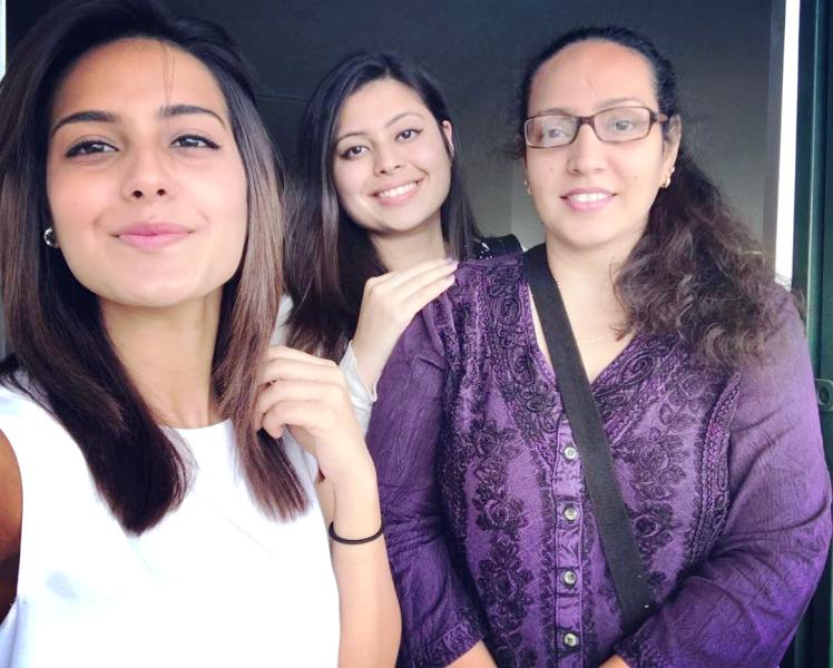 Iqra Aziz with Her Sister and Mother