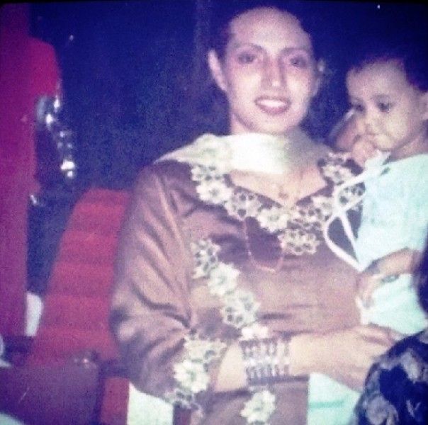 Iqra Aziz's Childhood Picture with Her Mother