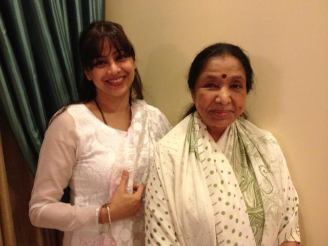 Medha Manjrekar with Asha Bhosle