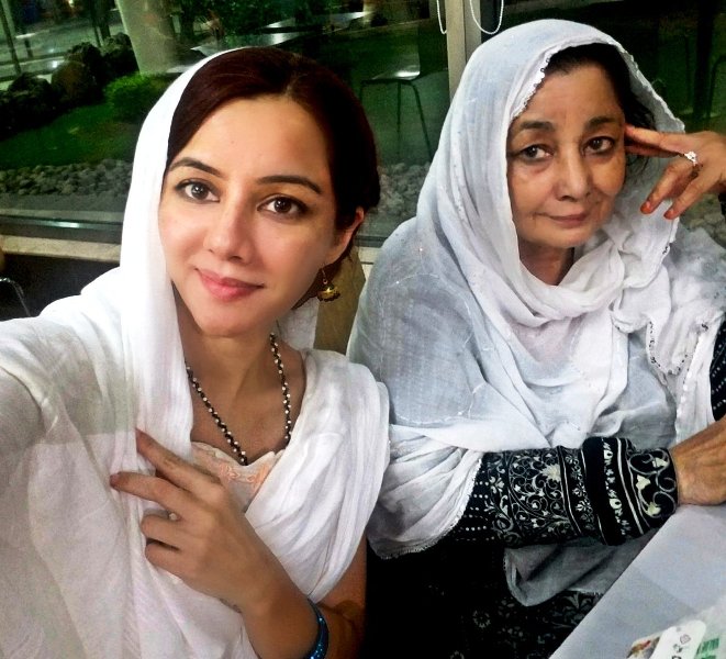 Rabi Pirzada with Her Mother