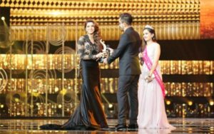 Sana Fakhar receiving Hum Awards for Best Supporting Actress