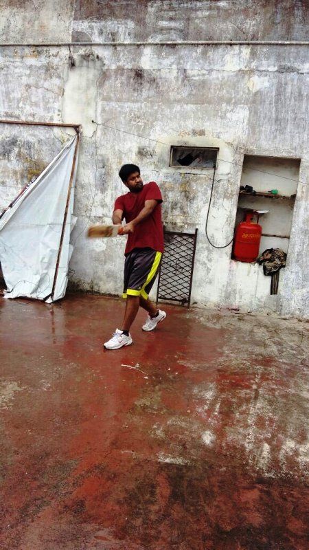 Vennela Kishore Playing Cricket