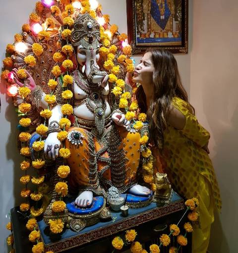 Arti Singh with Lord Ganesha's idol