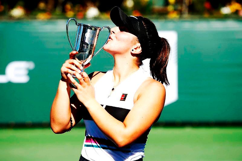 Bianca Andreescu with her 125K WTA Trophy