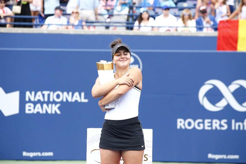 Bianca Andreescu with her Rogers Cup Trophy