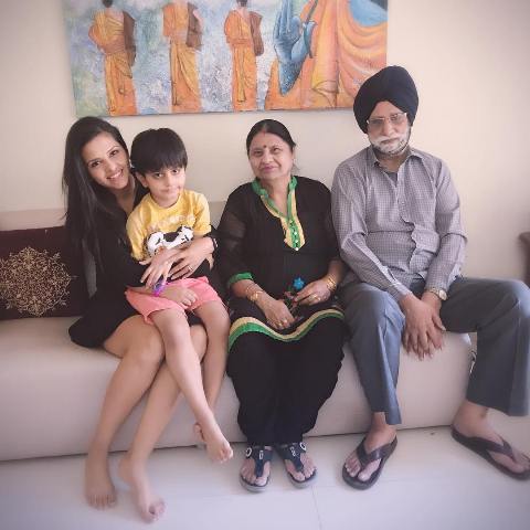 Dalljiet Kaur with her parents and son