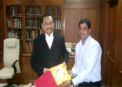 Sharad Arvind Bobde honoured with a memento on Golden Jubilee of the BAR Council of Udaipur