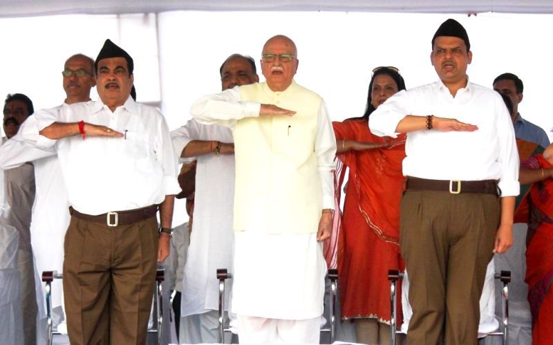 Devendra Fadnavis with LK Advani (centre) and Nitin Gadkari (left) in an RSS gathering