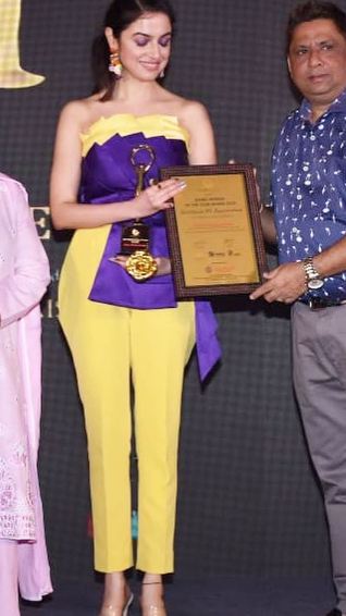 Divya Khosla Kumar receiving Iconic Women Award