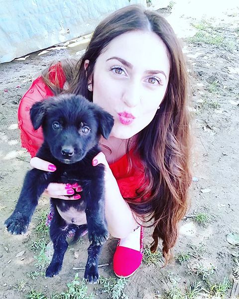Elif Khan with a puppy