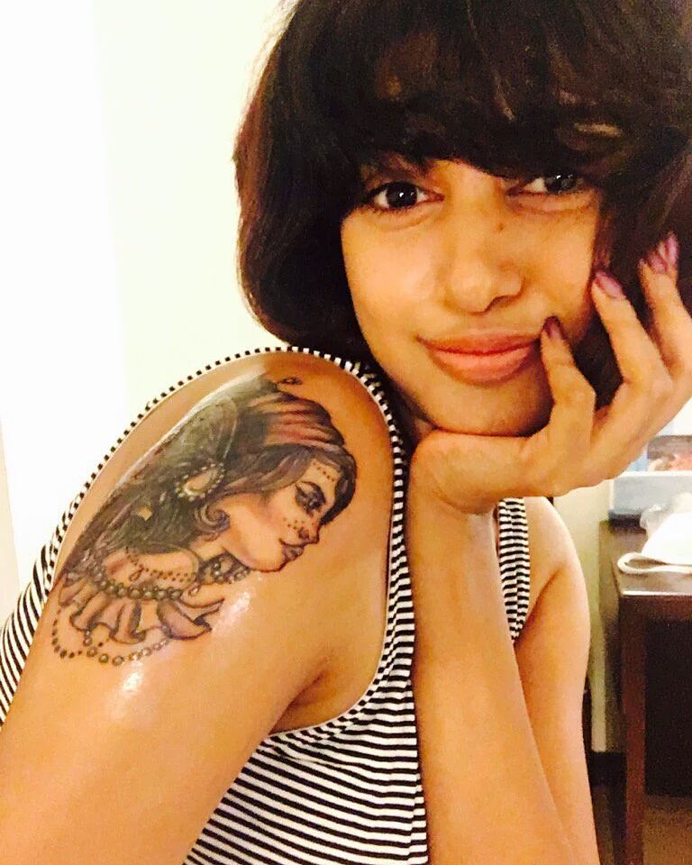 Oviya Helen with her tattoo
