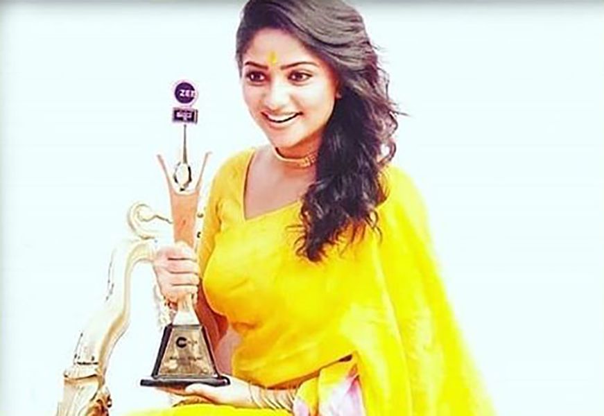Rachita Ram with her Zee Kannada Hemmeya Kannadiga Award