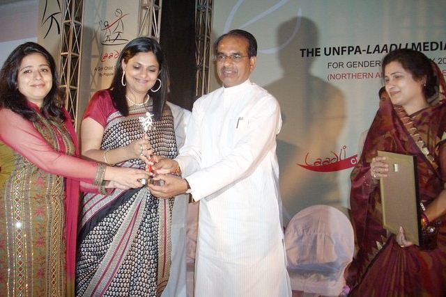 Richa Anirudh receiving an award