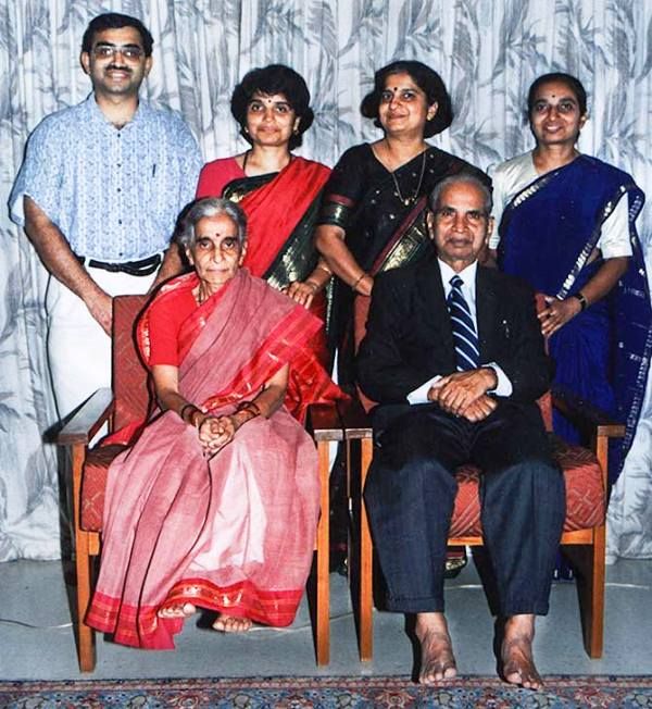 Sudha Murthy with Her Parents amd Siblings