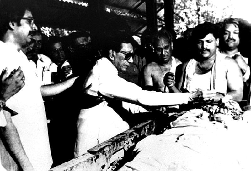 Uddhav Thackeray (extreme left) with Bal Thackeray (centre) at the funeral of his elder brother Bindumadhav Thackeray