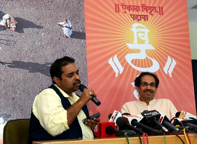 Uddhav Thackeray with Shankar Mahadevan at the launch of Pahava Vitthal