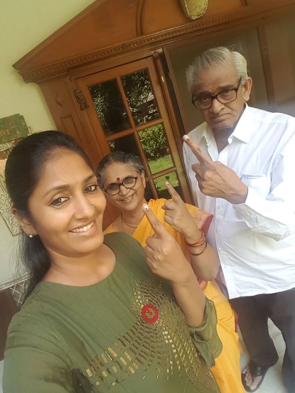 Anchor Jhansi with her Parents