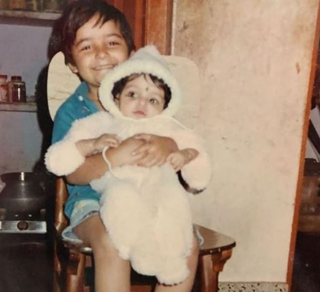 Childhood Picture of Lisa Mishra and Her Sister