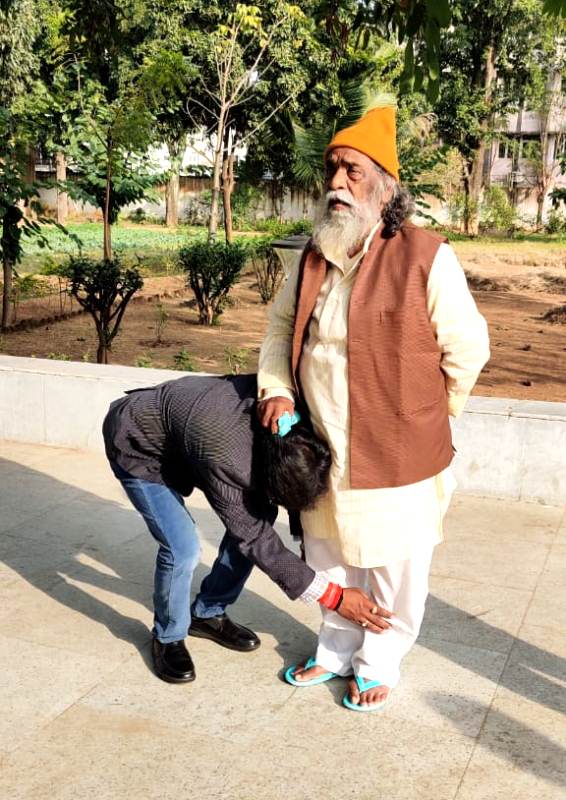 Hemant Soren seeking his father Shibu Soren's blessings after winning the 2019 Jharkhand Elections